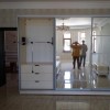 Шкаф купе для гостиной с зеркальными дверцами