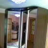 Угловой шкаф-купе для спальни с зеркальными дверцами