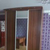 Угловой шкаф-купе для спальни с ЛДСП дверцами и зеркалом