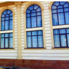 Пластиковое окно арочное, коричневый профиль