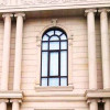 Окно арочное, коричневое, пластиковое