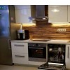 Кухня угловая с каменной столешницей и крашенными фасадами
