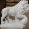 Скульптура льва из белого мрамора