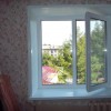 Пластиковое кухонное окно в кирпичном доме