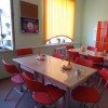 Стол с пластиковой столешницей и никелированными мет ножками